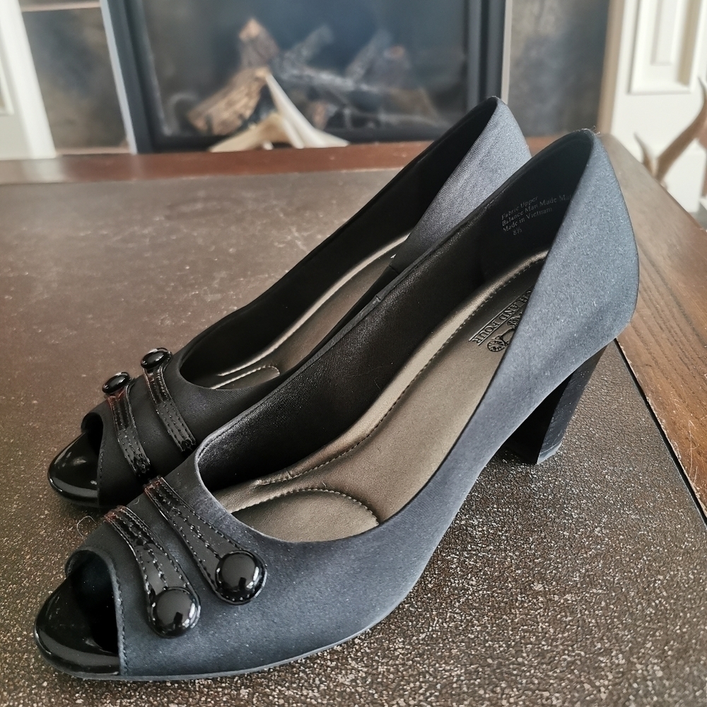 Coach and four s8.5 black slightly heeled shoes